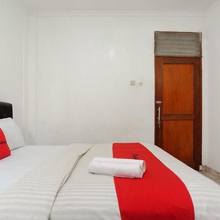 Reddoorz Syariah Near Aeon Mall Tanjung Barat Giacarta Esterno foto