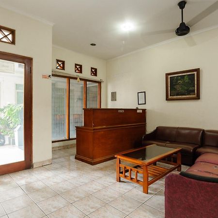 Reddoorz Syariah Near Aeon Mall Tanjung Barat Giacarta Esterno foto