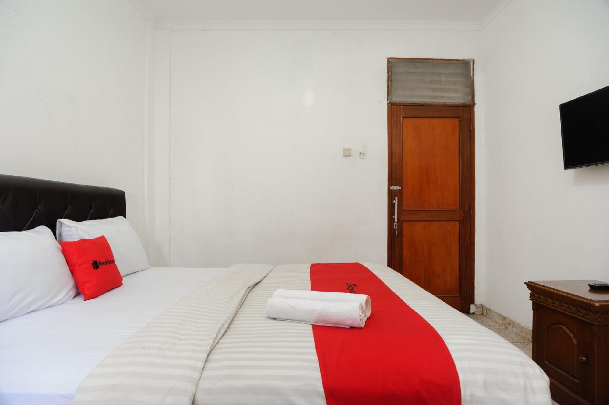 Reddoorz Syariah Near Aeon Mall Tanjung Barat Giacarta Esterno foto