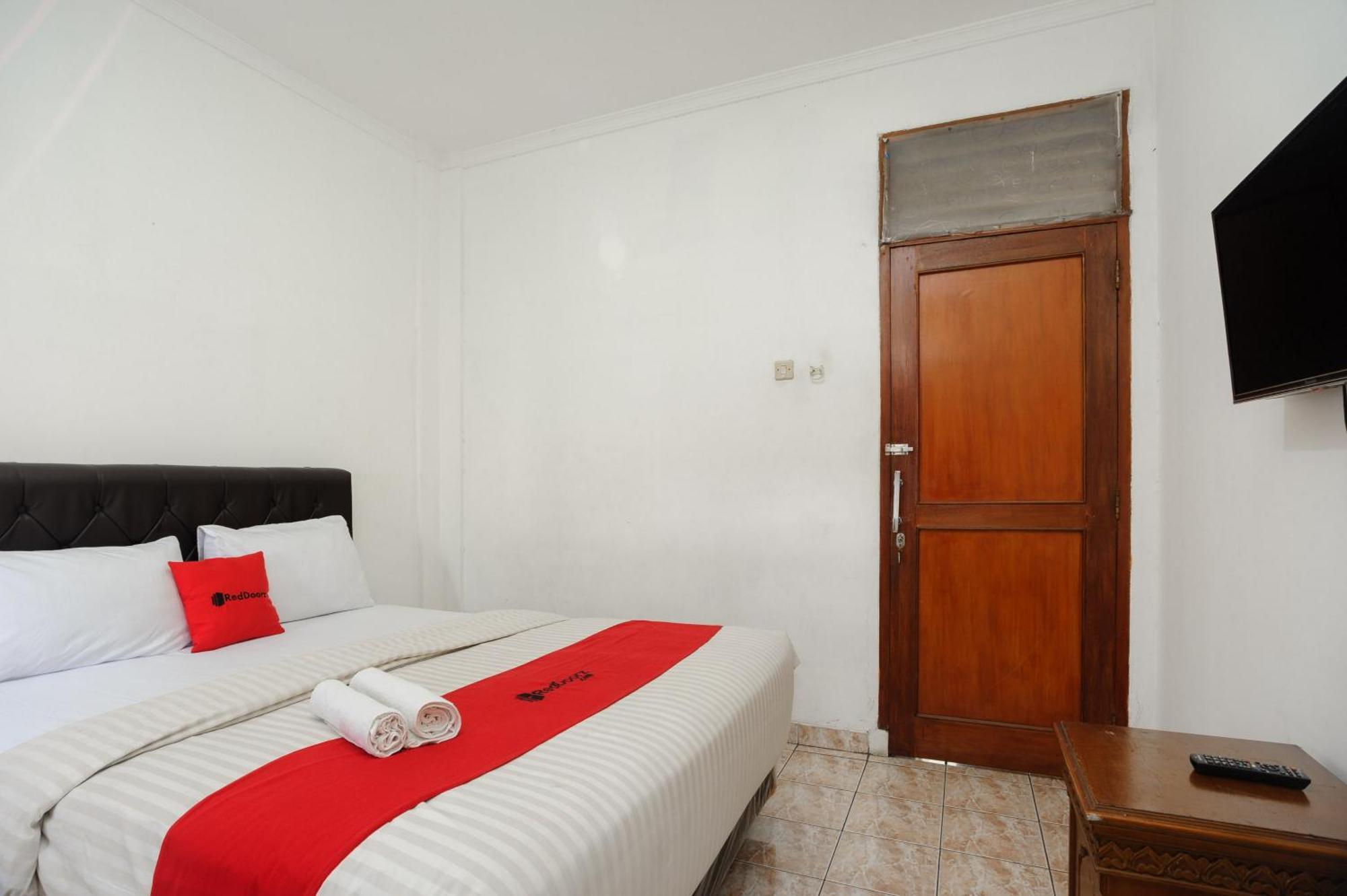 Reddoorz Syariah Near Aeon Mall Tanjung Barat Giacarta Esterno foto