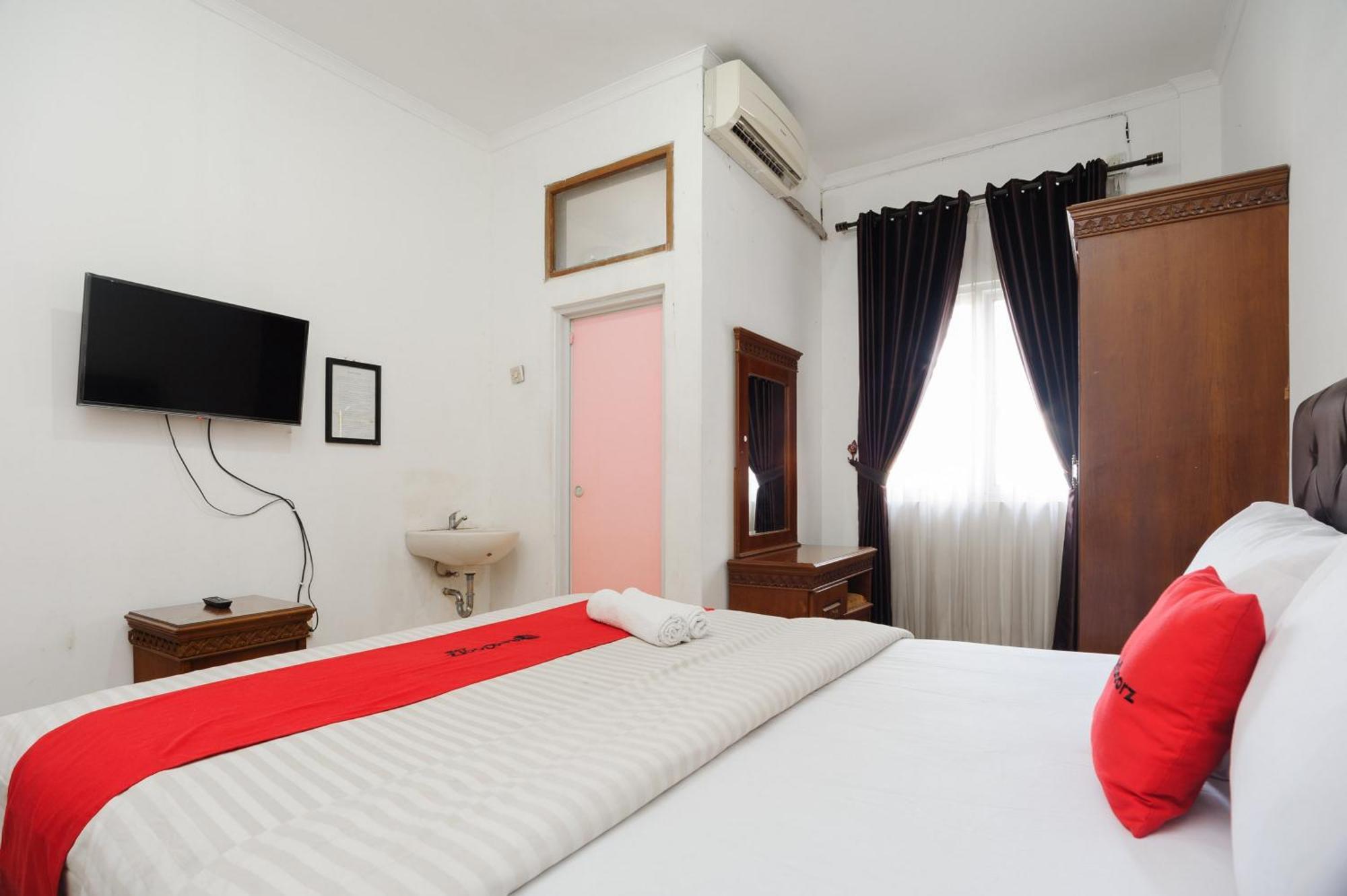 Reddoorz Syariah Near Aeon Mall Tanjung Barat Giacarta Esterno foto