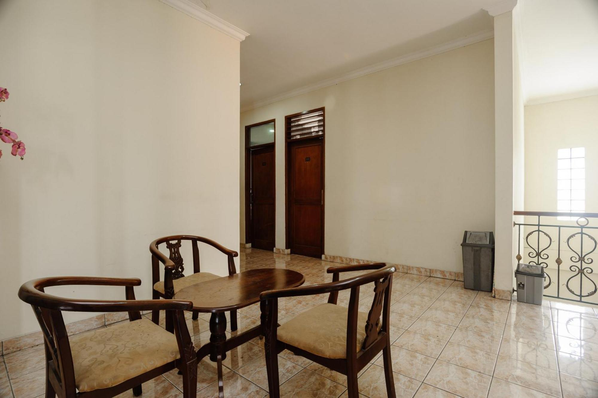 Reddoorz Syariah Near Aeon Mall Tanjung Barat Giacarta Esterno foto